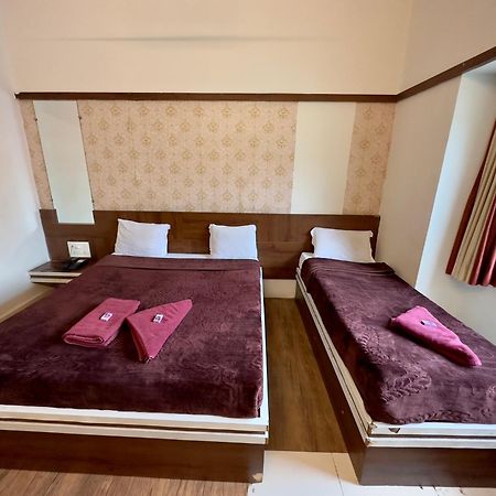 Hotel Laxmibai Palace Ширди Екстериор снимка