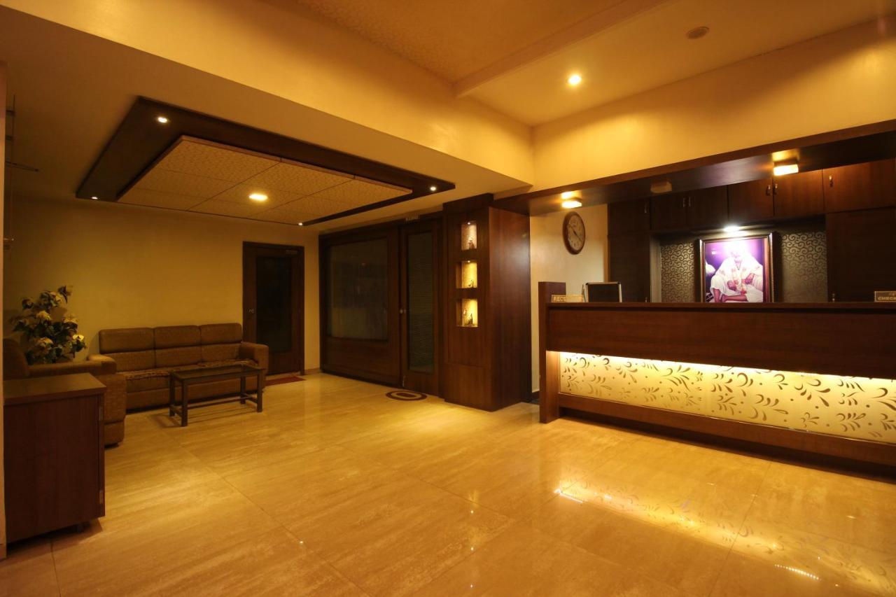 Hotel Laxmibai Palace Ширди Екстериор снимка