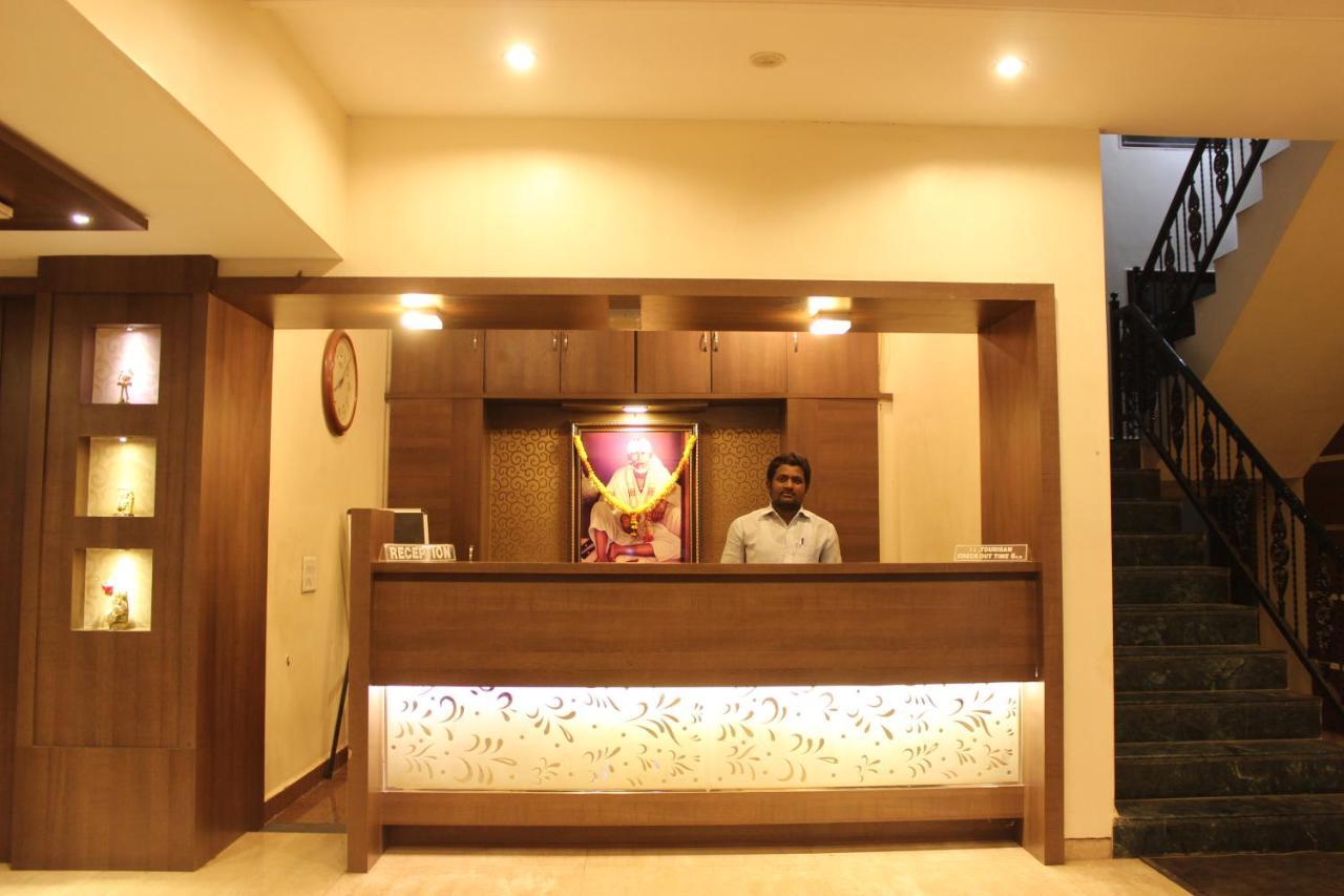 Hotel Laxmibai Palace Ширди Екстериор снимка