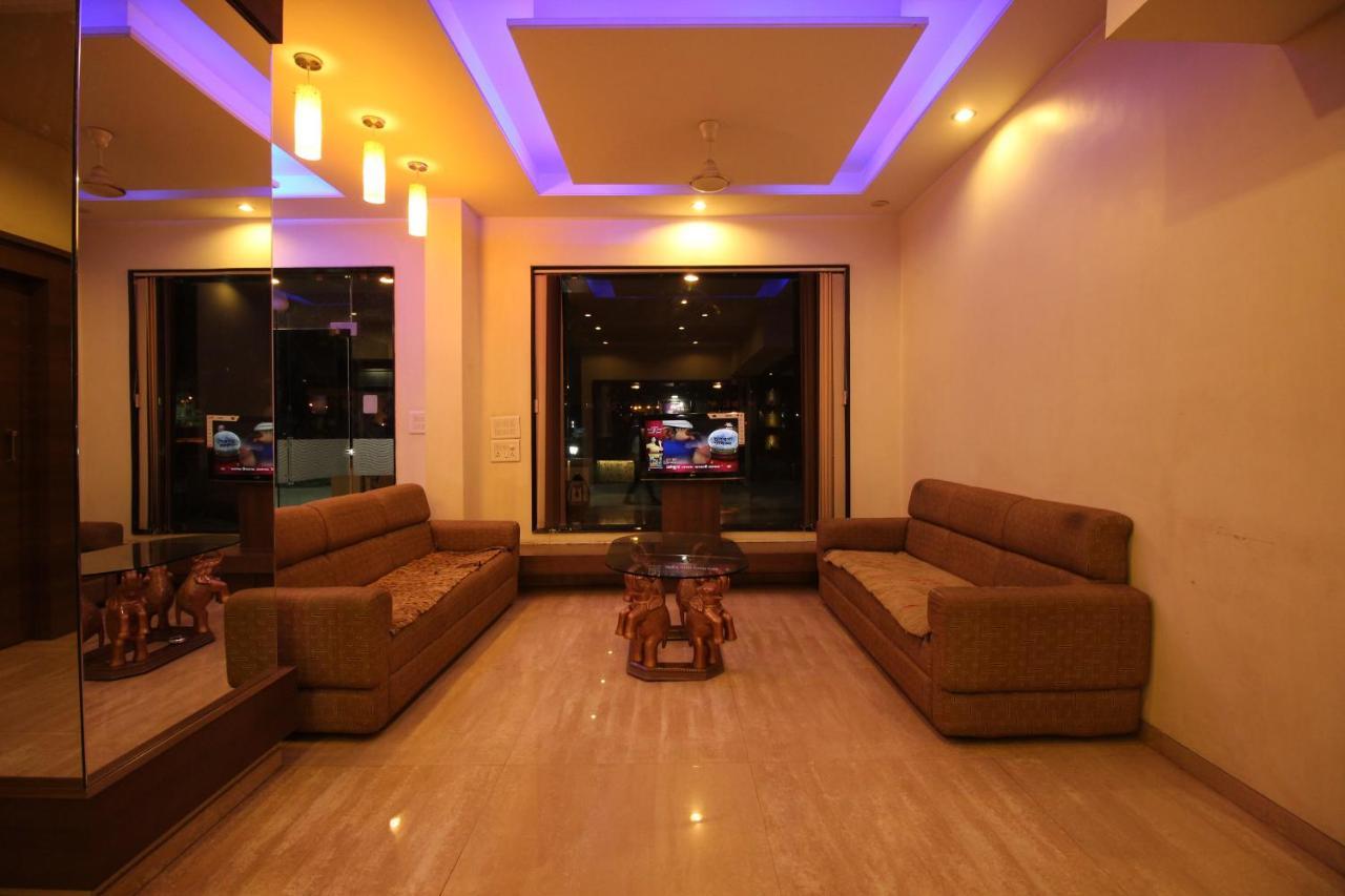 Hotel Laxmibai Palace Ширди Екстериор снимка