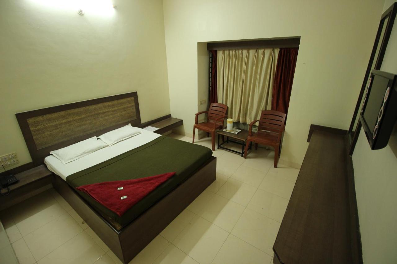 Hotel Laxmibai Palace Ширди Екстериор снимка