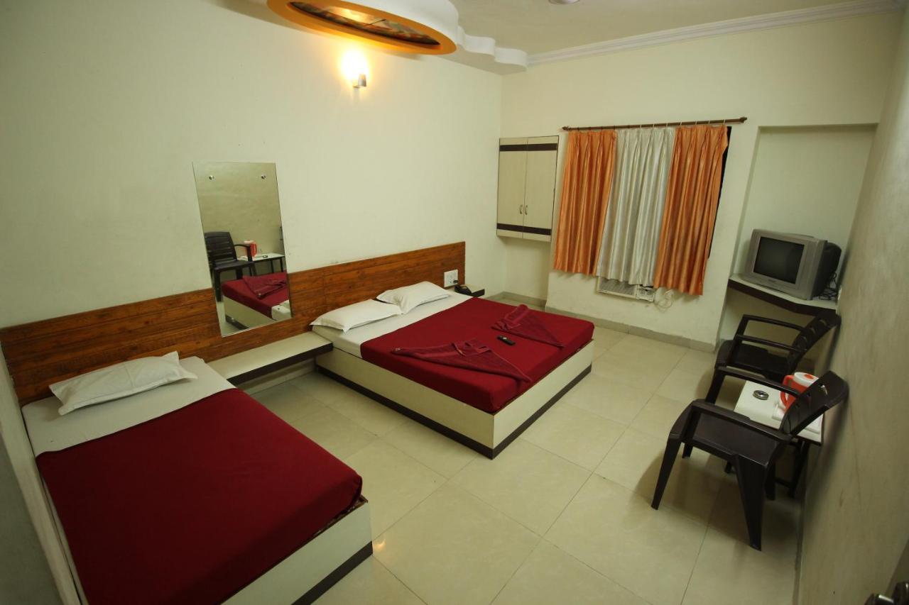 Hotel Laxmibai Palace Ширди Екстериор снимка