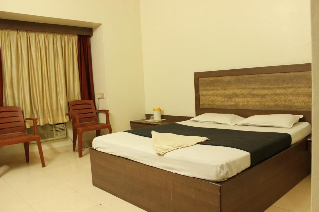 Hotel Laxmibai Palace Ширди Екстериор снимка