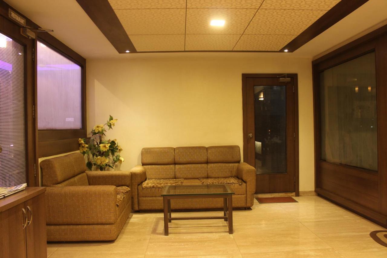 Hotel Laxmibai Palace Ширди Екстериор снимка