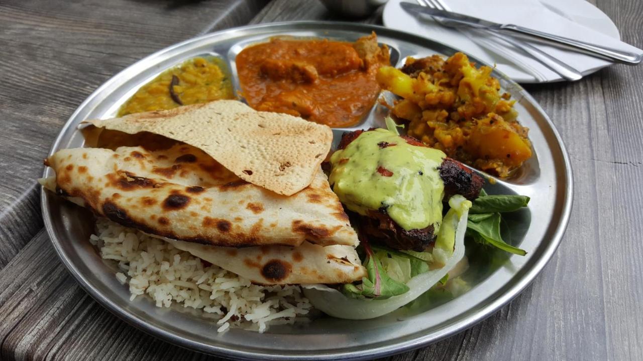Hotel Laxmibai Palace Ширди Екстериор снимка