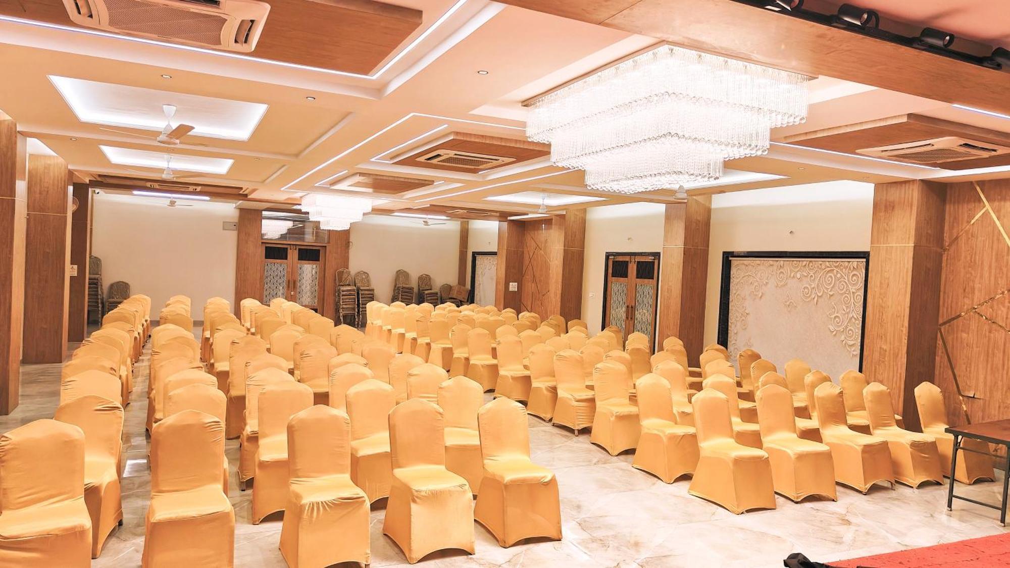 Hotel Laxmibai Palace Ширди Екстериор снимка