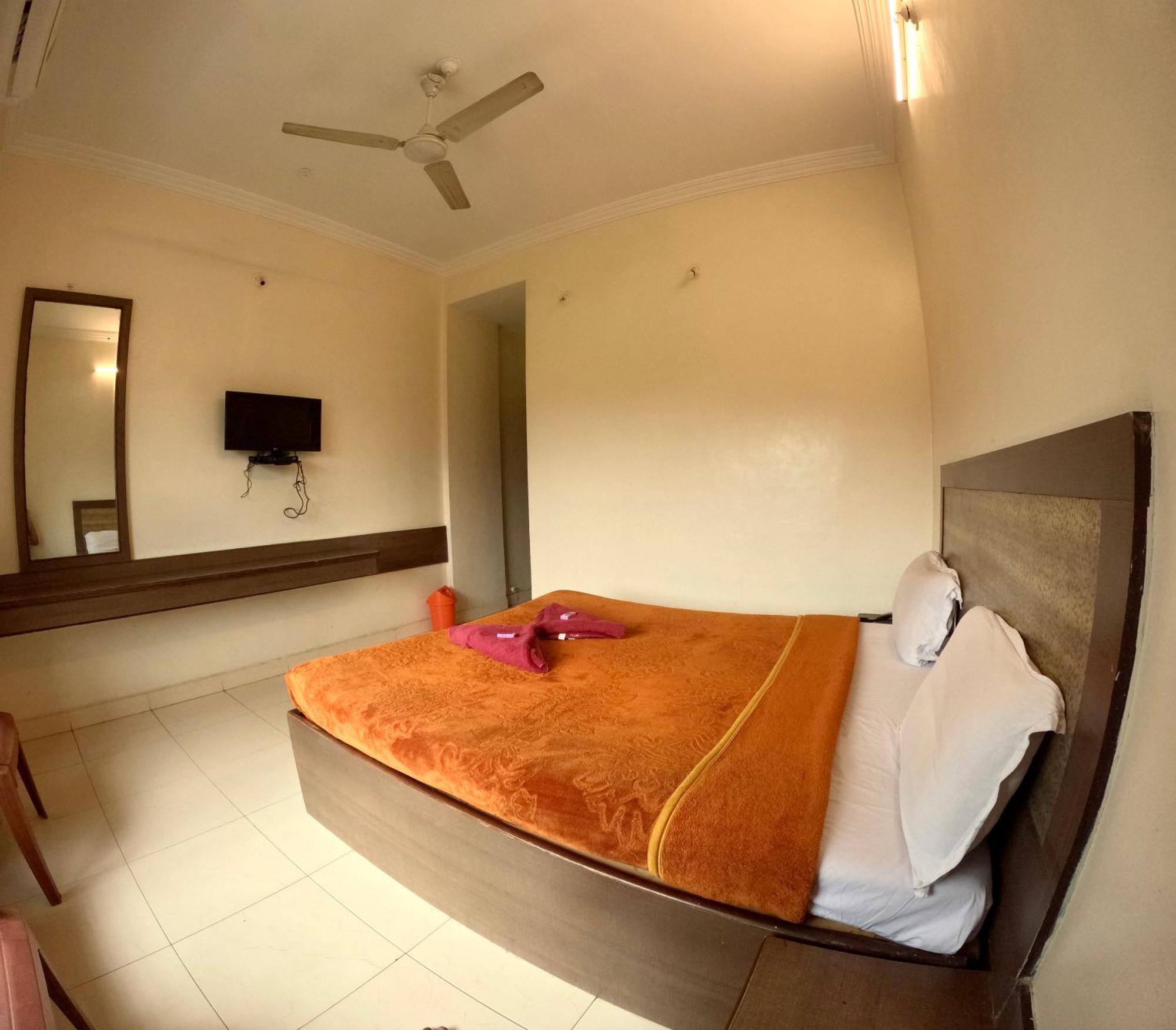 Hotel Laxmibai Palace Ширди Екстериор снимка