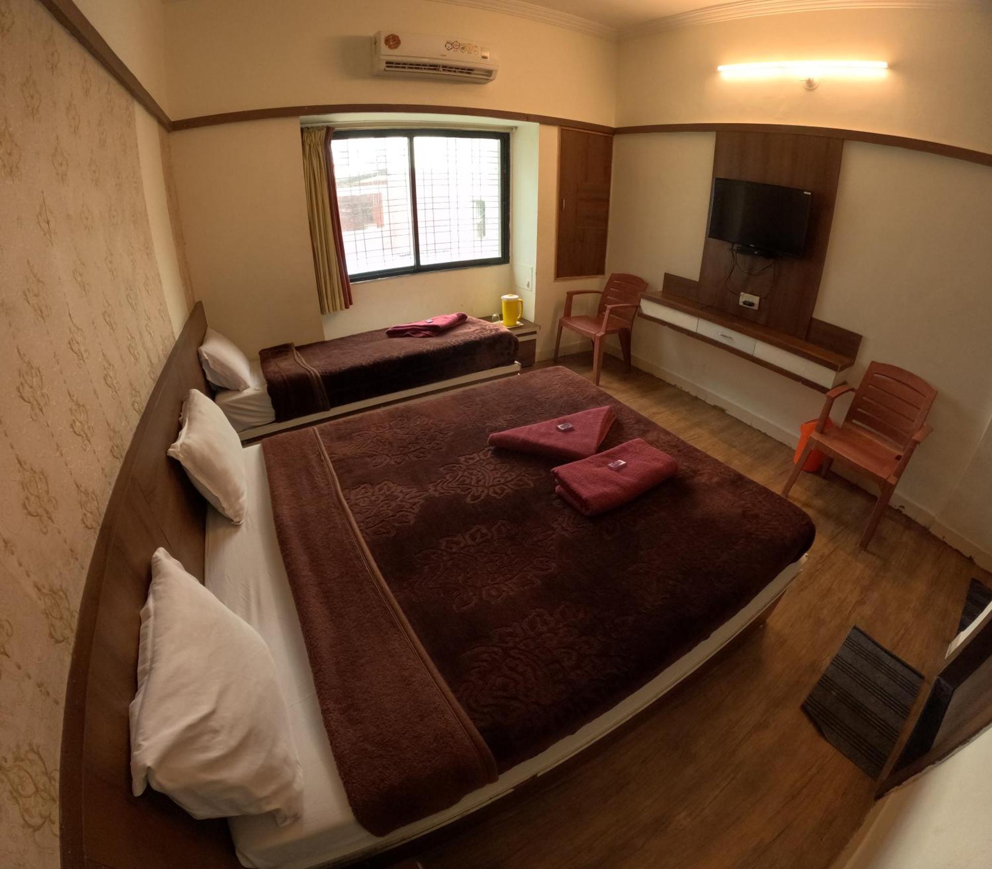 Hotel Laxmibai Palace Ширди Екстериор снимка