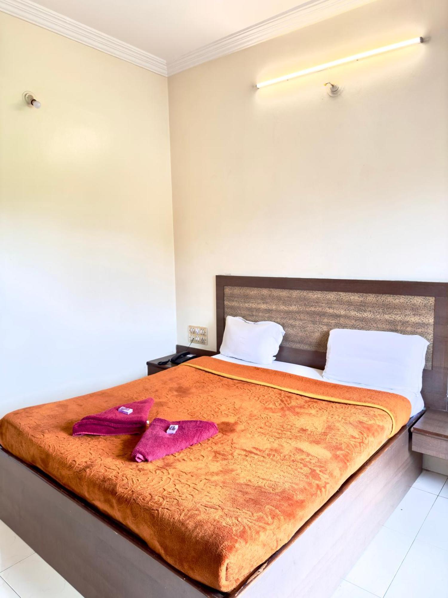 Hotel Laxmibai Palace Ширди Екстериор снимка