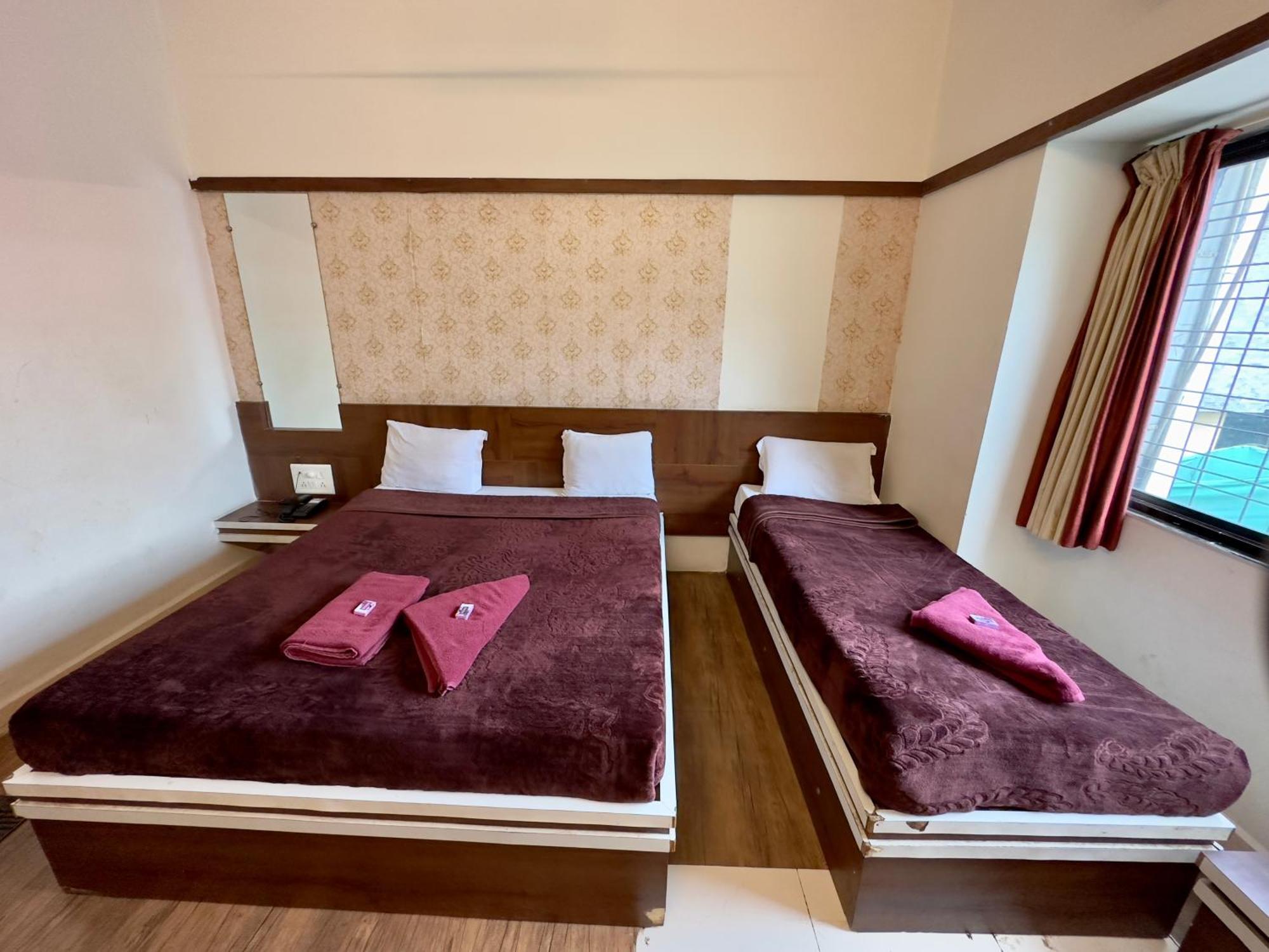 Hotel Laxmibai Palace Ширди Екстериор снимка