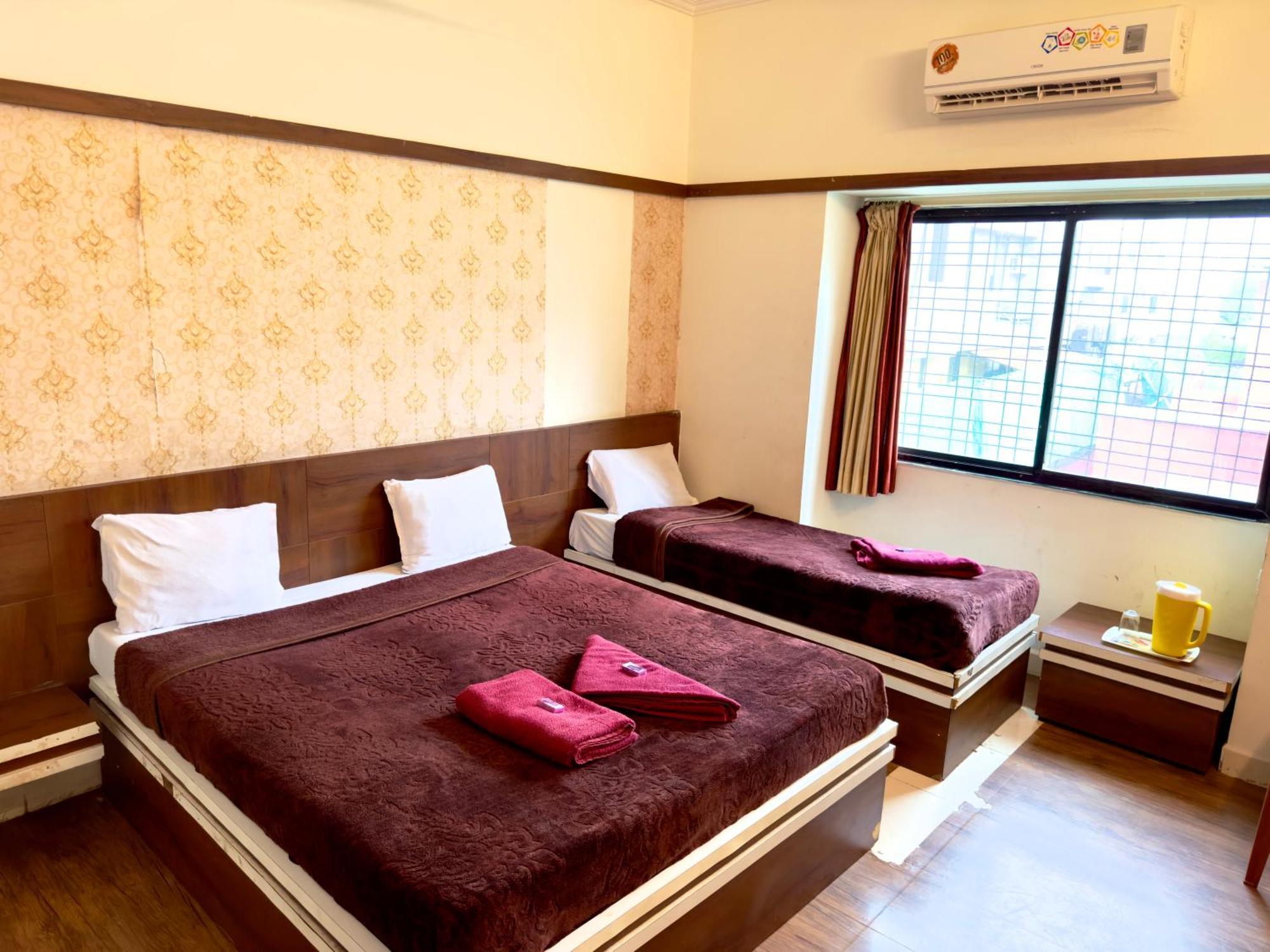 Hotel Laxmibai Palace Ширди Екстериор снимка