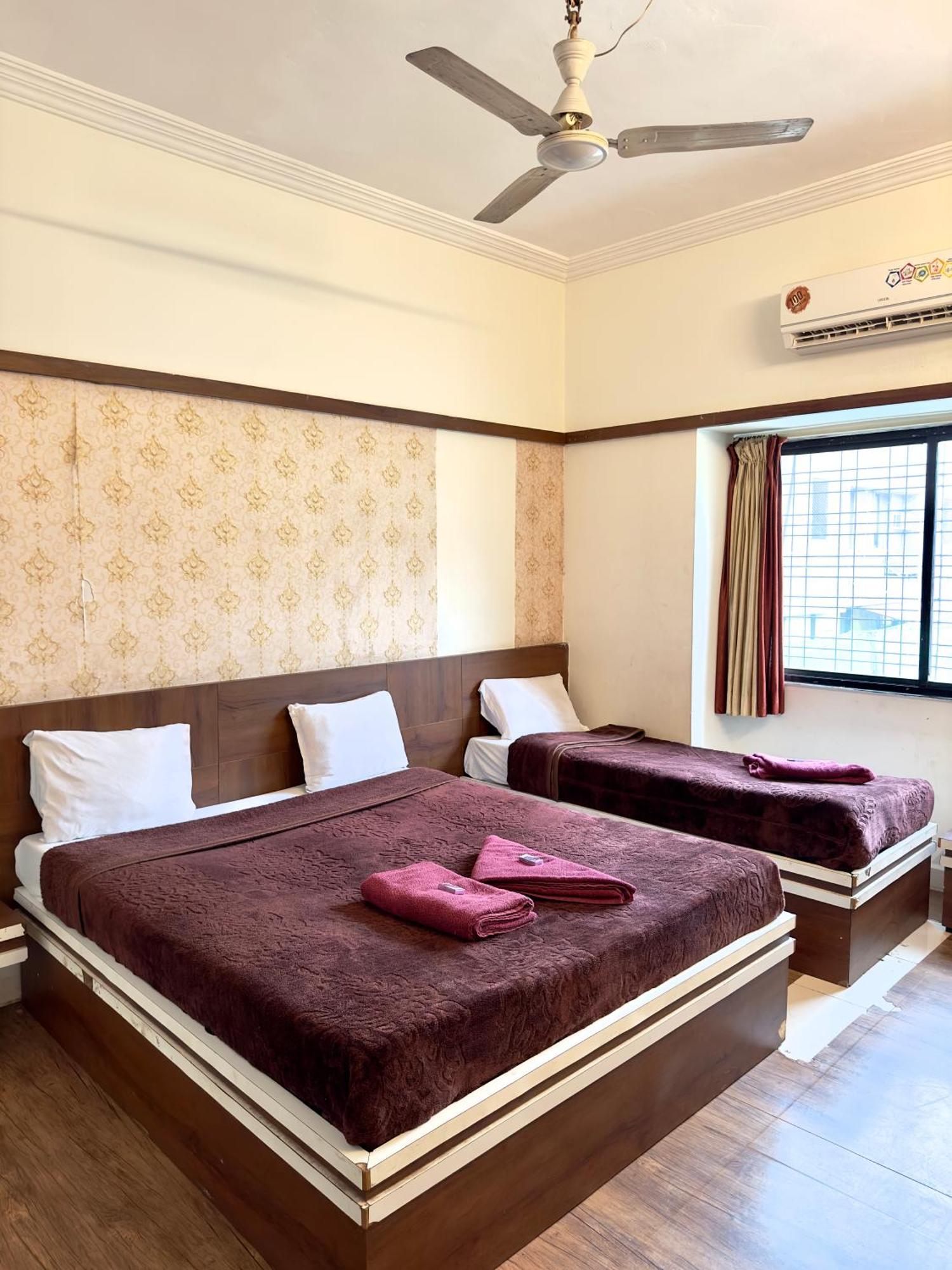 Hotel Laxmibai Palace Ширди Екстериор снимка