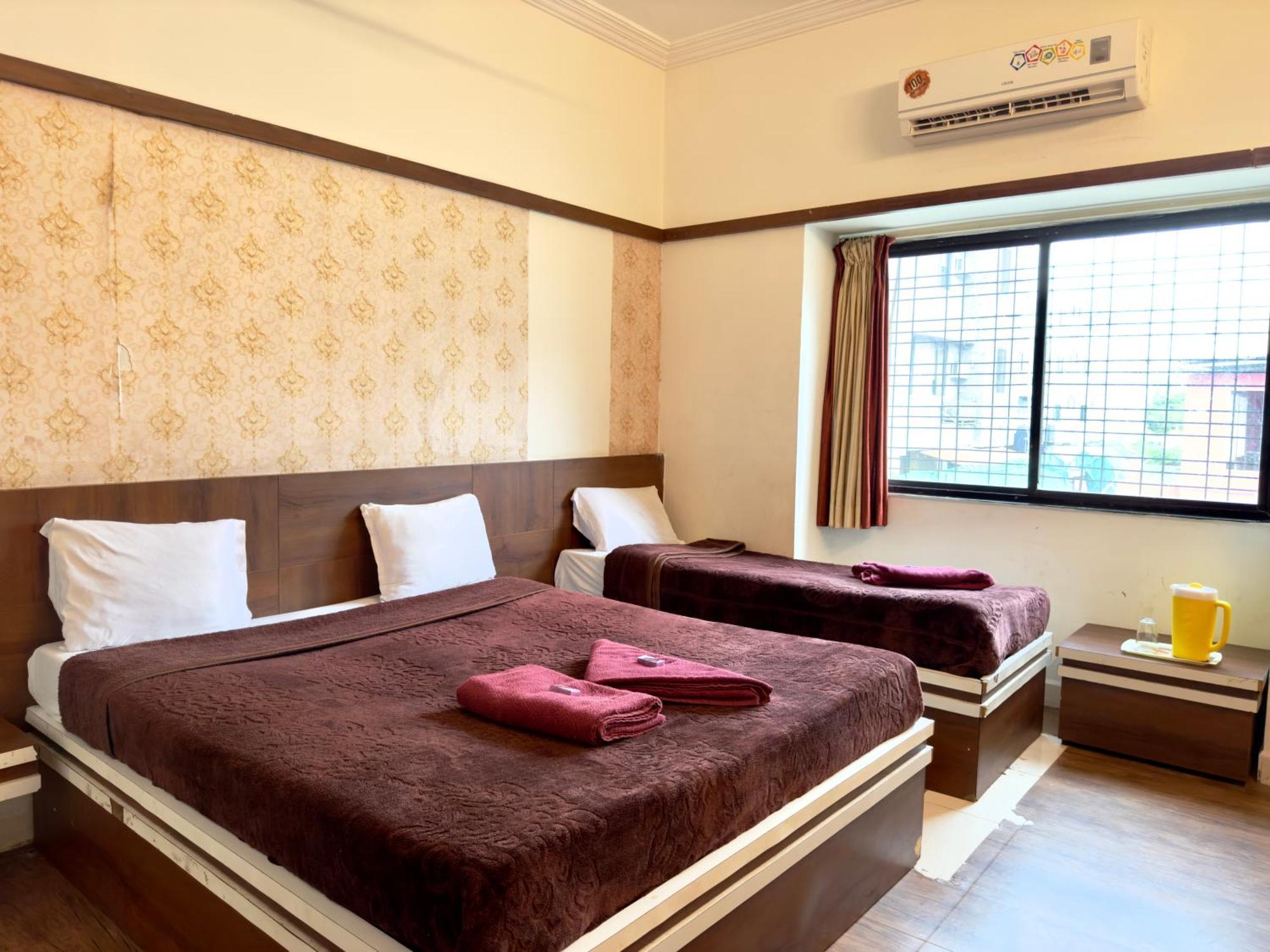 Hotel Laxmibai Palace Ширди Екстериор снимка