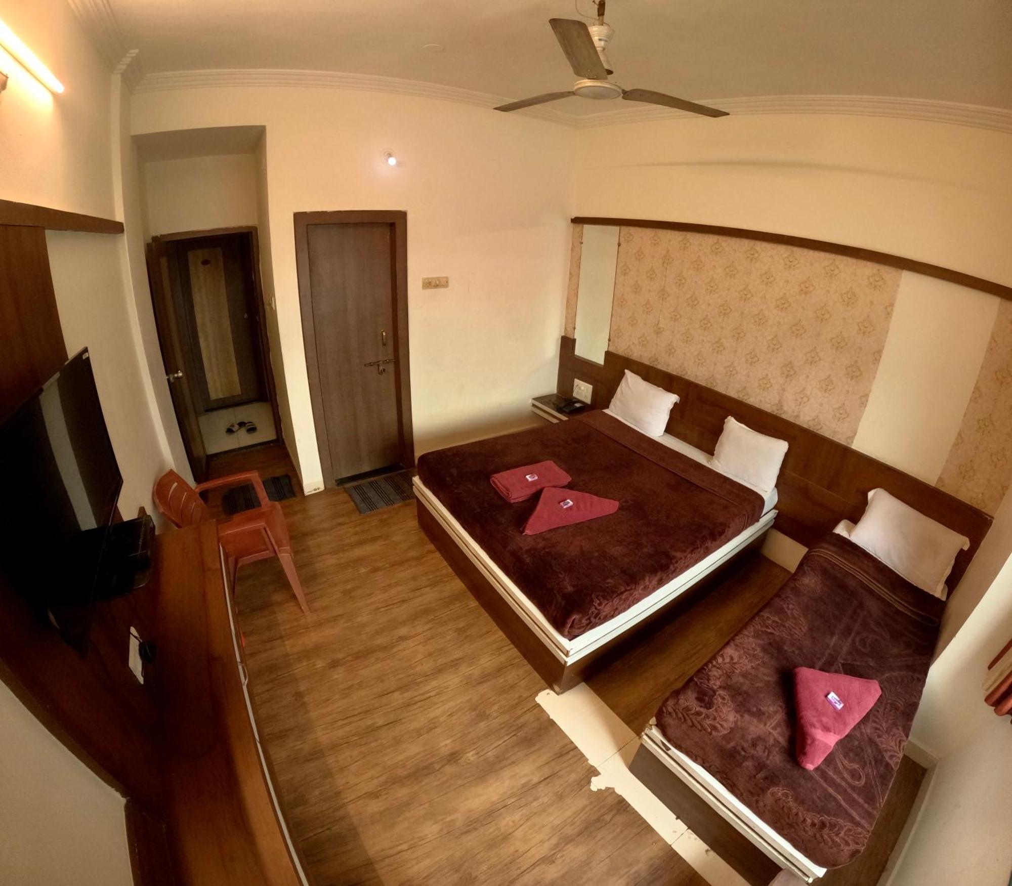 Hotel Laxmibai Palace Ширди Екстериор снимка