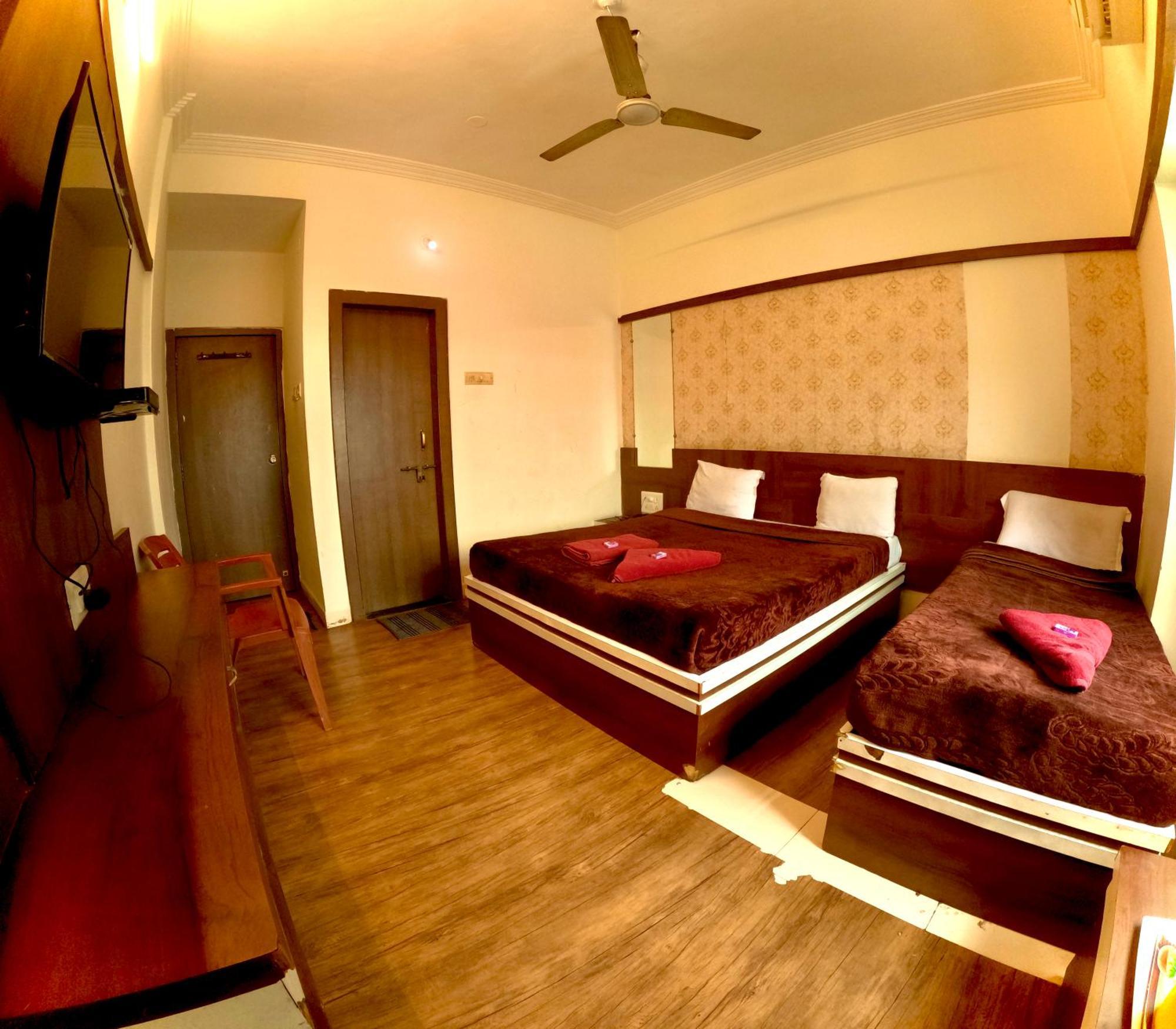 Hotel Laxmibai Palace Ширди Екстериор снимка